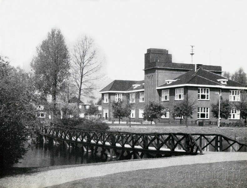 Oude bruggetje over de gracht.jpg